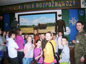 uczniowie w koszarach Dziewiątego Pułku Rozpoznawczego w Lidzbarku Warmińskim, fot. M. Sochacki