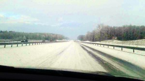 Zima zaatakowała w zachodniej części województwa. Zaśnieżona trasa nr 7 w okolicach Małdyt. Fot. Marek Lewiński